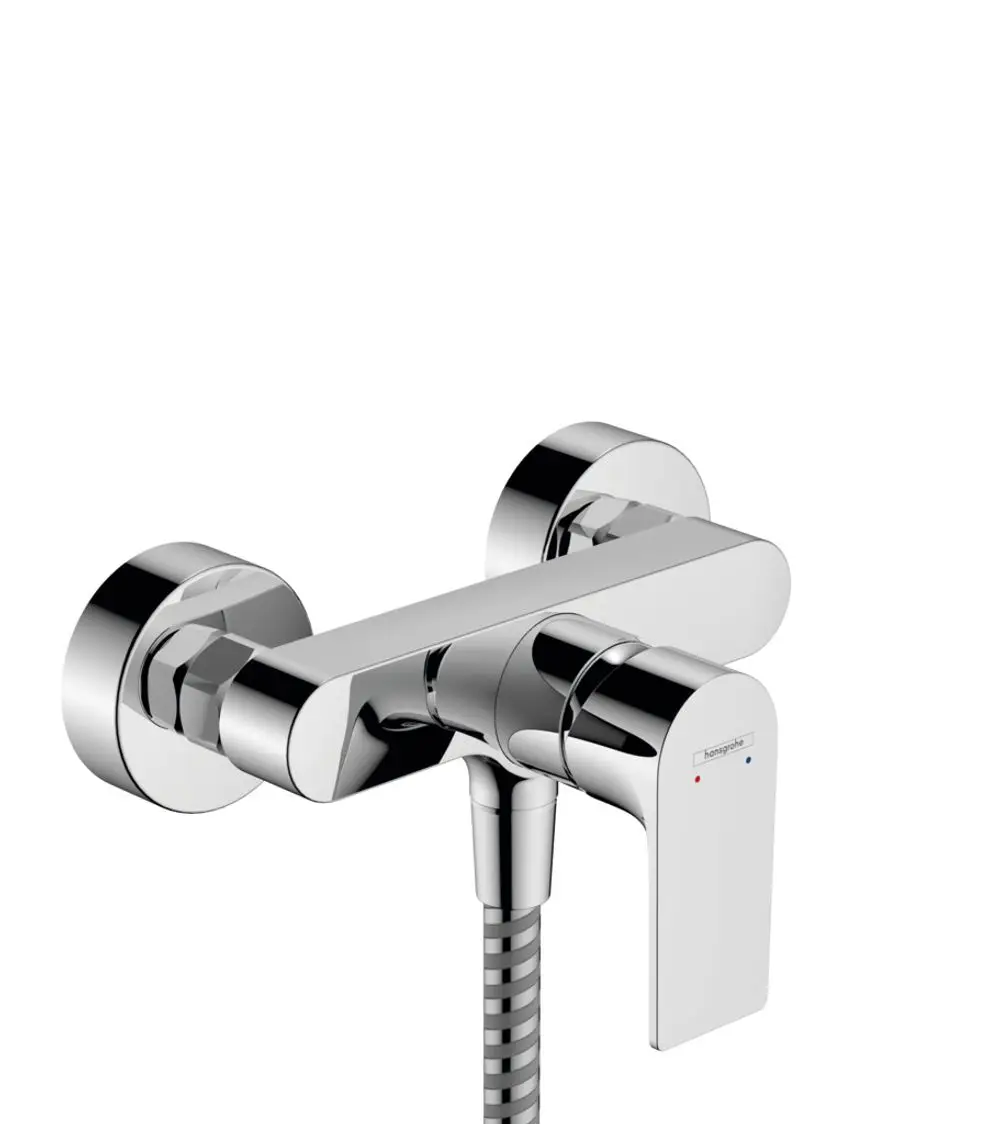 Chromfarbener Hansgrohe Einhebel-Brausemischer mit schlanker Form, befestigt an der Wand, mit einem flexiblen Schlauch und klaren Temperaturmarkierungen.